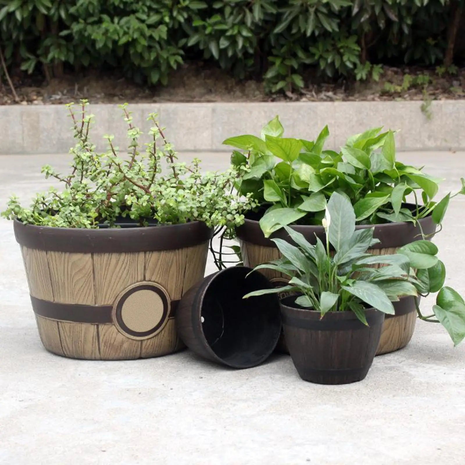 Grand pot de fleurs en forme de tonneau